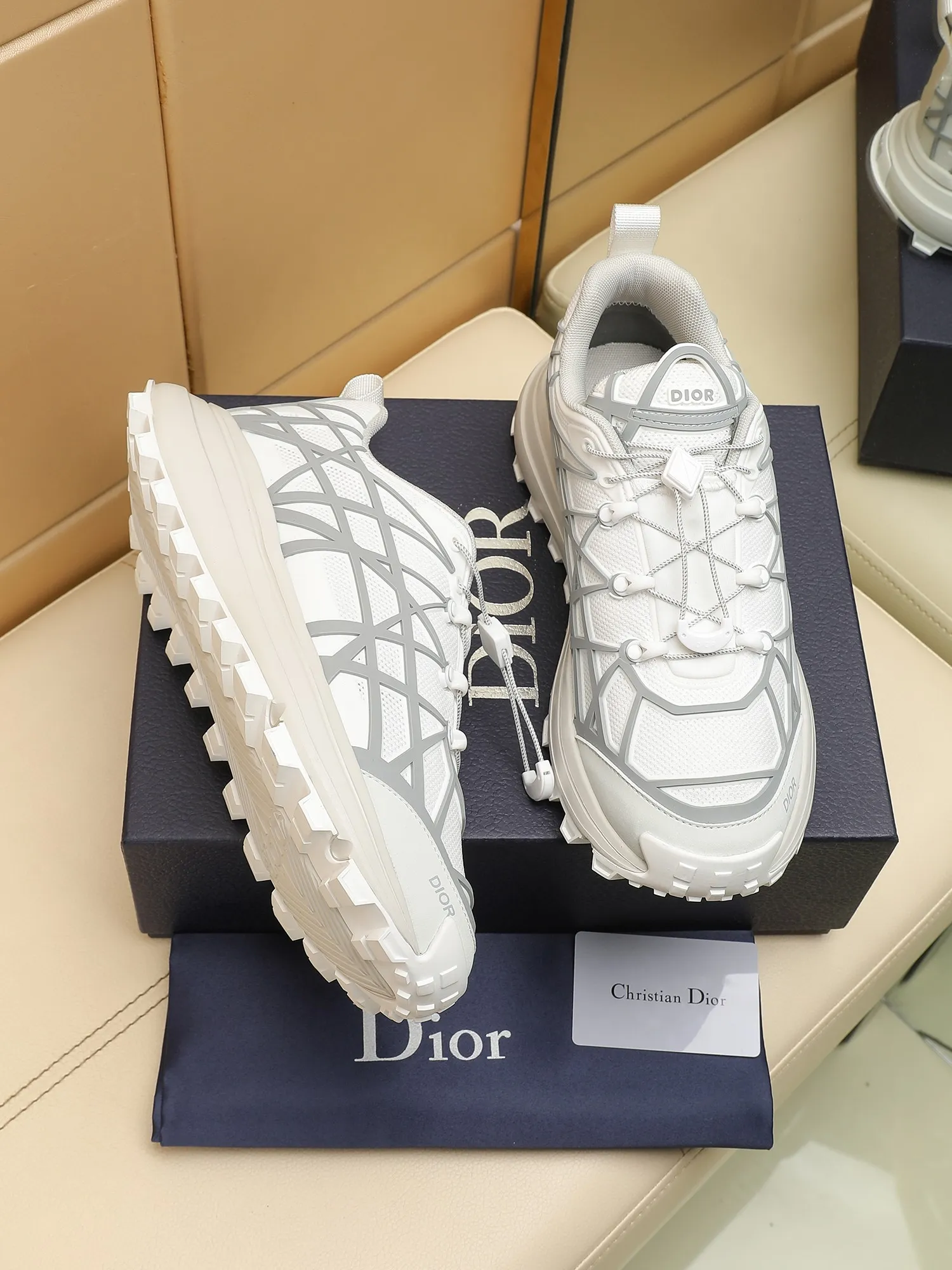Men's Men's Shoes 💰520 [New Style] 🏍️🏍️Dior-B31 RUNNER sneakers highlight the fashionable silhouette, decorated with curved cannage pattern, reinterpreting classic patterns in a structural style, enriching Dior's 2023 summer men's wear series. Meticulously crafted using the advanced craftsmanship of hiking shoes, it blends outdoor culture with Dior heritage. Code number 38-45, multiple colors available, 38-44 (45 can be customized